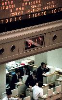 Tokyo stock prices falls